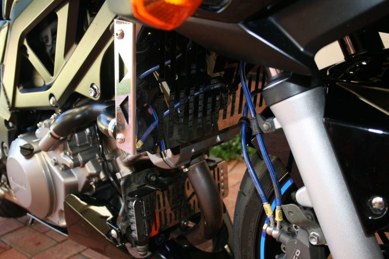 przewody w stalowym oplocie hel